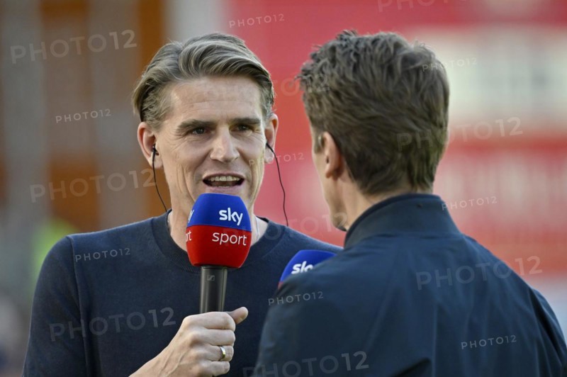 Sports Director Christoph Freund FC Bayern Munich FCB Portrait, in interview Microphone Micro Logo SKY with presenter Michael Leopold SKY, Voith-Arena, Heidenheim, Baden-Wuerttemberg, Germany, Europe