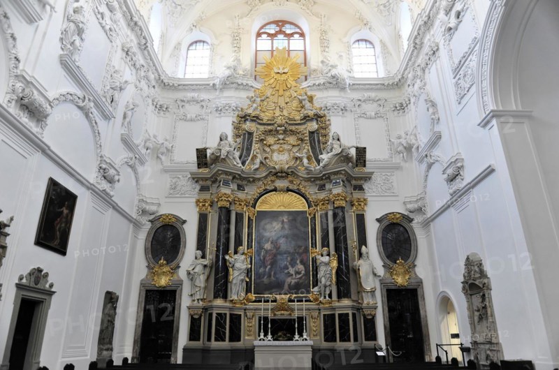 Dechant altar, side altar, St Kilian's Cathedral in Wuerzburg, Wuerzburg Cathedral, A richly decorated Baroque altar with golden elements in a white church interior, Wuerzburg, Lower Franconia, Bavaria, Germany, Europe