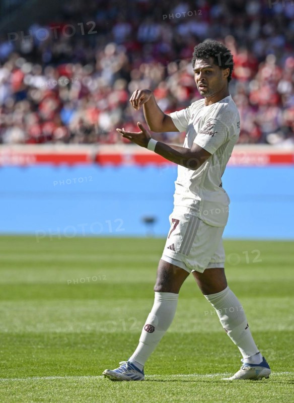 Goal celebration, cheering, Serge Gnabry FC Bayern Muenchen FCB gesture, gesture, turn cup, (07) Voith-Arena, Heidenheim, Baden-Wuerttemberg, Germany, Europe