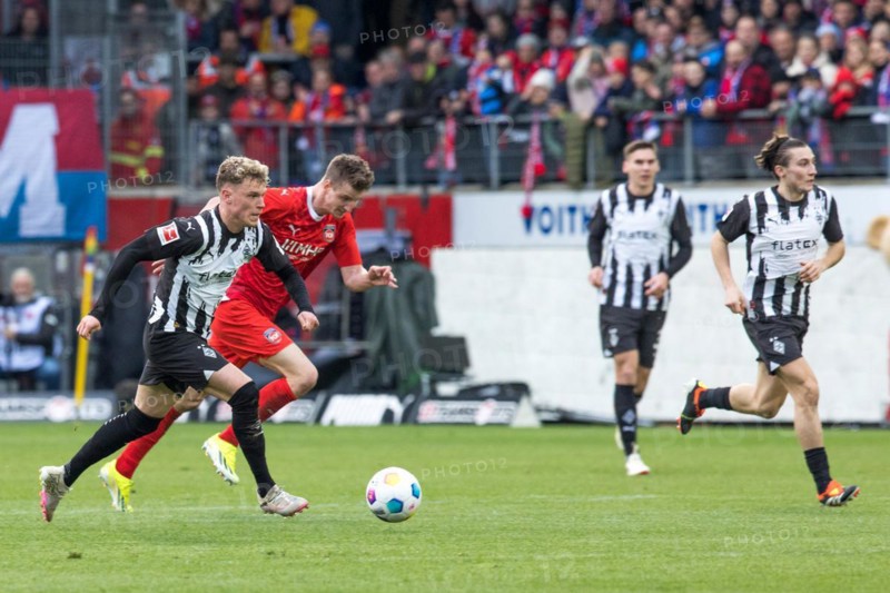Football match, Robin HACK Borussia Moenchengladbach left in a sprint with Jan SCHOePPNER 1.FC Heidenheim, right Rocco REITZ Borussia Moenchengladbach, football stadium Voith-Arena, Heidenheim