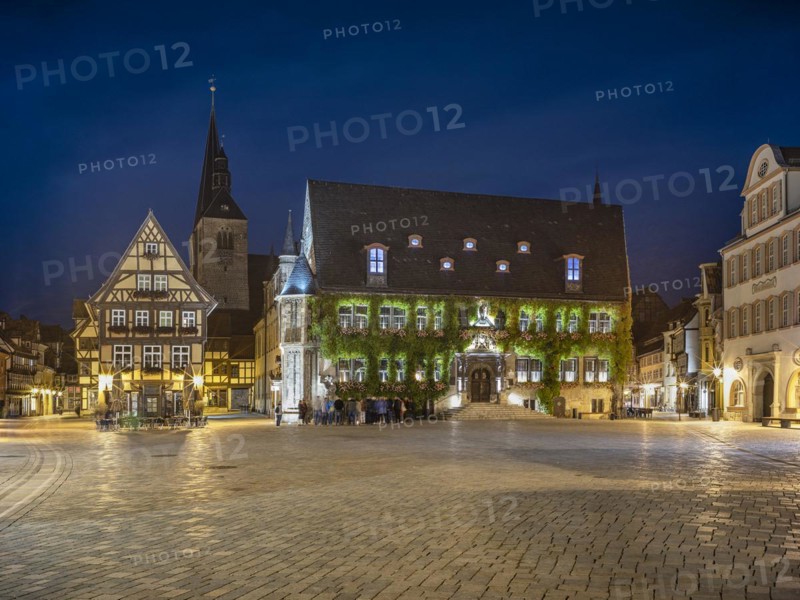 The market square with the town hall and the market church of St Benediktii in the historic old town at dusk, UNESCO World Heritage Site, Quedlinburg, Saxony-Anhalt, Germany, Europe