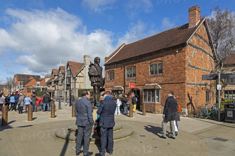 William Shakespeare statue, on the left behind his birthplace, Stratford upon Avon, England, Great Britain