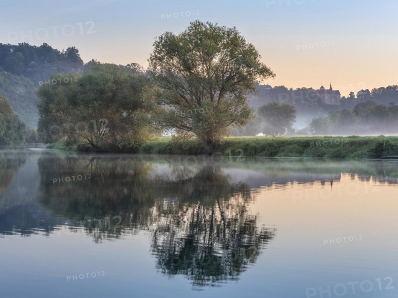 Morning atmosphere at the Saale river with morning fog, in the background Goseck Castle in the Saale valley, Goseck, Burgenlandkreis, Saxony-Anhalt, Germany, Europe