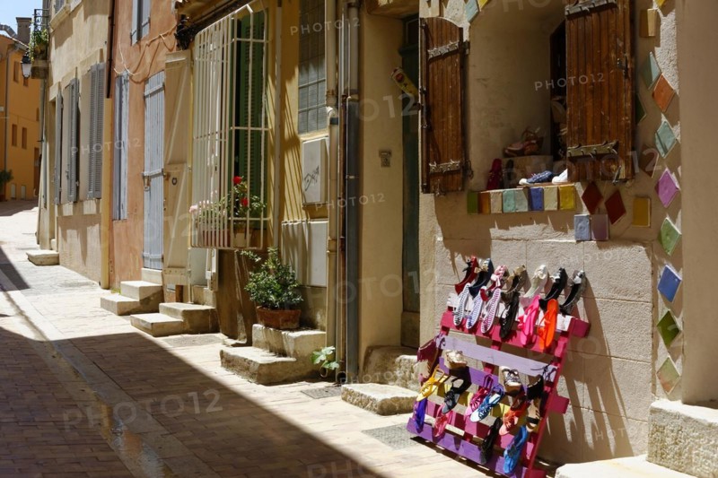 The bay of Port Miou in Cassis, Old street with traditional colourful houses, plants and front doors, Marseille, Departement Bouches-du-Rhone, Region Provence-Alpes-Cote d'Azur, France, Europe