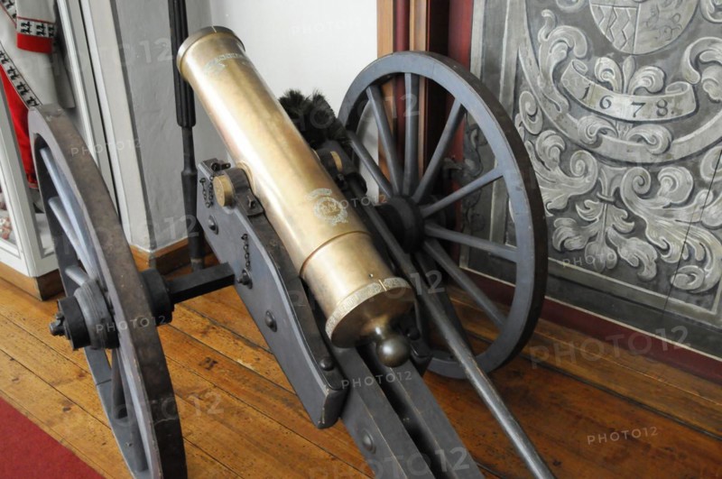 Langenburg Castle, Old bronze cannon on wooden frame with engraving from 1678, Langenburg Castle, Langenburg, Baden-Wuerttemberg, Germany, Europe