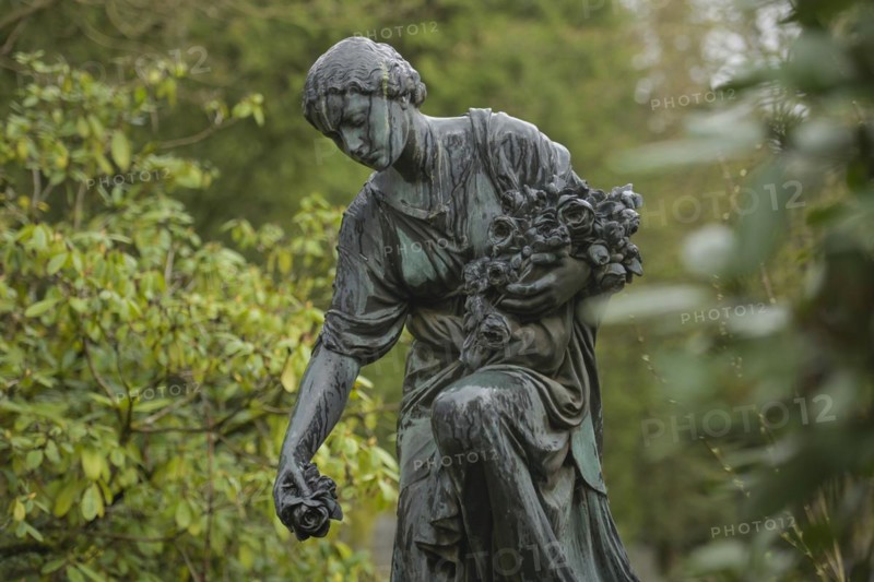 Bronze female figure, mourning figure, symbol of death, North Cemetery, Wiesbaden, Hesse, Germany, Europe
