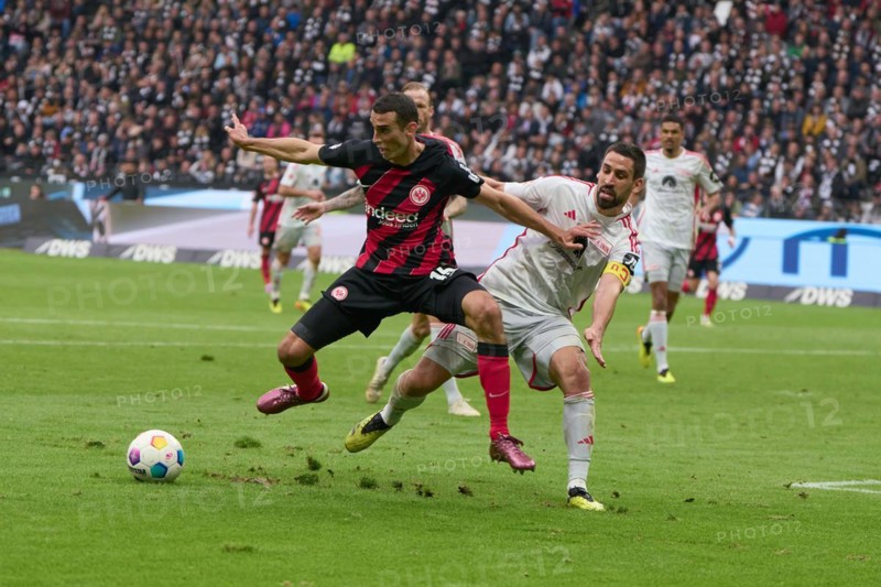 Bundesliga Eintracht Frankfurt-Union Berlin at Deutsche Bank Park in Frankfurt. Frankfurt's Ellyes Skhiri (l) and Berlin's Rani Khedira fight for the ball. Frankfurt, Hesse, Germany, Europe