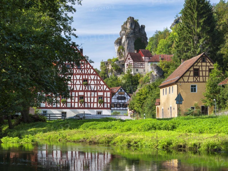 Zechenstein rock formation and half-timbered houses on the Puettlach river, rock castle and Franconian Switzerland Museum, former Judenhof, Tuechersfeld, Franconian Switzerland, Franconian Alb, Upper Franconia, Franconia, Bavaria, Germany, Europe