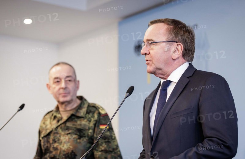(L-R) Boris Pistorius, Federal Minister of Defence, and General Carsten Breuer, Inspector General of the Bundeswehr, at a press conference on the structural reform of the Bundeswehr in Berlin, 04.04.2024