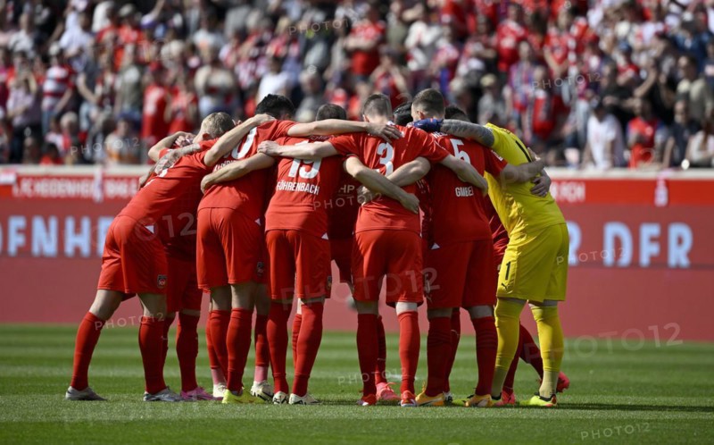 Team building, team circle in front of the start of the match, 1. FC Heidenheim 1846 FCH, Voith-Arena, Heidenheim, Baden-Wuerttemberg, Germany, Europe