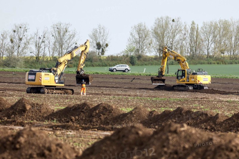 Excavators begin preparations for the construction site access road on the L 50 at the future Intel construction site in Magdeburg. The state of Saxony-Anhalt is financing the expansion of two construction site access roads from the L 50 state road to the Intel site, 08.04.2024., Magdeburg, Saxony-Anhalt, Germany, Europe