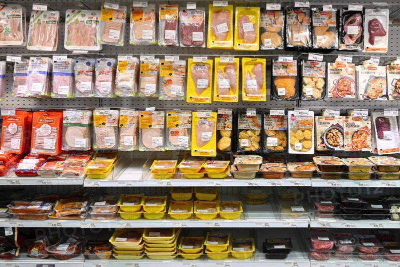 Coop sales shelf for vacuum-packed meat products
