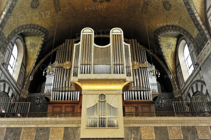 Church of the Redeemer, start of construction 1903, Bad Homburg v. d. Hoehe, Hesse, Colourful church organ with gold mosaic in the background above a balcony, Church of the Redeemer, start of construction 1903, Bad Homburg v. Hoehe, Hesse, Germany, Europe