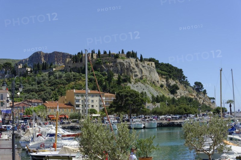 The bay of Port Miou in Cassis, A sunny harbour view with boats surrounded by steep cliffs and vegetation, Marseille, Departement Bouches-du-Rhone, Region Provence-Alpes-Cote d'Azur, France, Europe