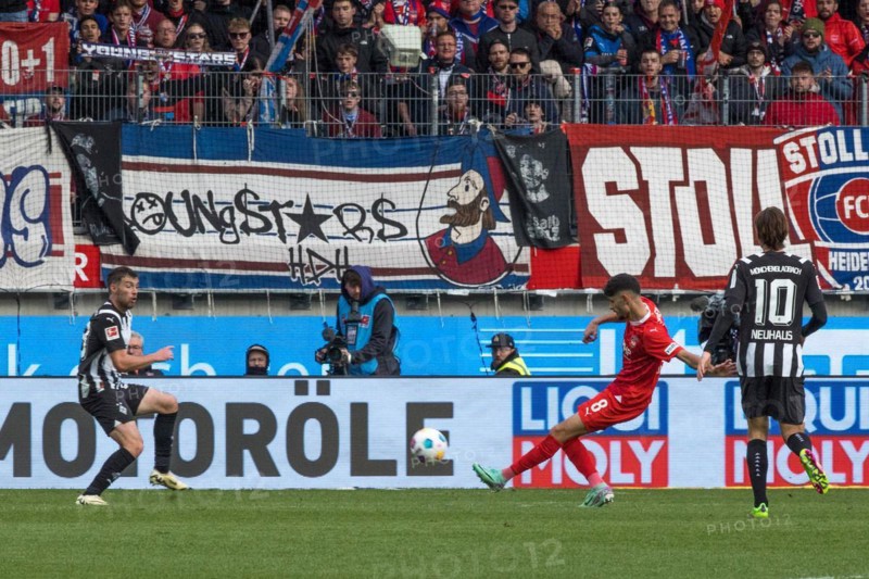 Football match, Eren DINKCI 1.FC Heidenheim centre scores the 1 to 1 equaliser against Borussia Moenchengladbach, Joe SCALLY Borussia Moenchengladbach left tries to fend off and Florian NEUHAUS Borussia Moenchengladbach right can only watch, Voith-Arena football stadium, Heidenheim