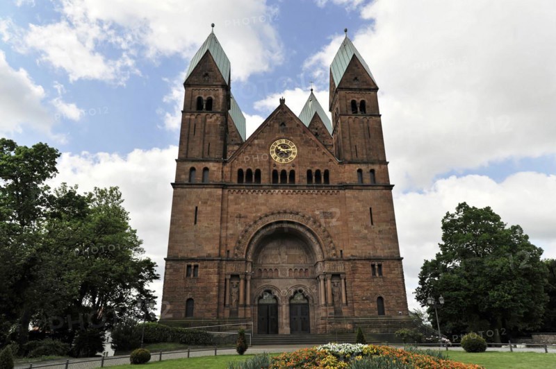 Church of the Redeemer, start of construction 1903, Bad Homburg v. d. Hoehe, Hesse, Neo-Romanesque church with two towers in front of a cloudy sky surrounded by green areas, Church of the Redeemer, start of construction 1903, Bad Homburg v. Hoehe, Hesse, Germany, Europe