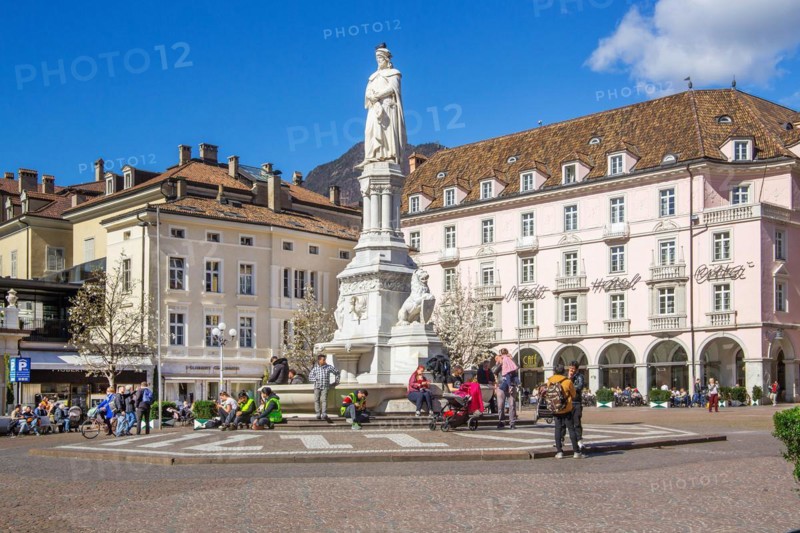 Walther Square with monument to Walther von der Vogelweide, Bolzano, Adige Valley, South Tyrol, Trentino-Alto Adige, Italy, Europe