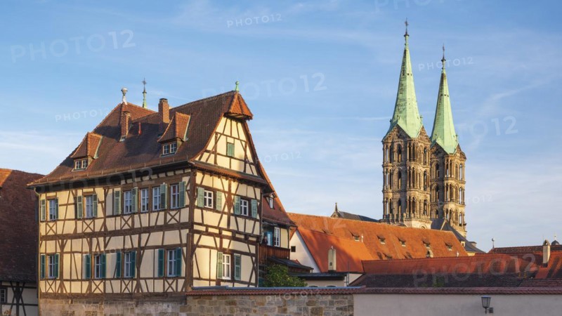 Towers of Bamberg Cathedral and half-timbered house in the evening light, Bamberg, Upper Franconia, Bavaria, Germany, Europe