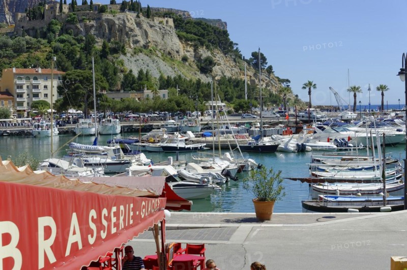 Cassis, the harbour, A lively harbour with restaurants on the waterfront and boats in the water, Marseille, Departement Bouches-du-Rhone, Region Provence-Alpes-Cote d'Azur, France, Europe