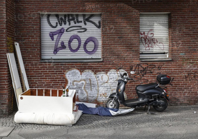 Bulky waste lying at a house, illegal waste disposal in the Berlin district of Neukoelln, 01.04.2024., Berlin, Berlin, Germany, Europe