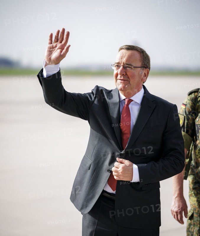 Federal Minister of Defence Boris Pistorius, SPD, bids farewell to the 20 or so soldiers of the Lithuanian brigade's preliminary command at BER Airport. By the fourth quarter of 2024, the pre-commando is to grow to a deployment team of around 150 members of the German Armed Forces. The army brigade will be reorganised in Lithuania with the name Panzerbrigade 45. After the brigade is officially commissioned in 2025, the other forces are to be deployed starting in 2025. The Lithuanian brigade should be operational by the end of 2027. Berlin, 08.04.2024