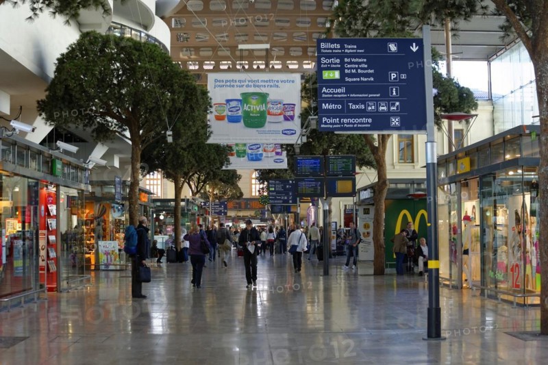 Marseille-Saint-Charles railway station, Marseille, Hectic railway station with people, shops and a wooden ceiling construction, Marseille, Departement Bouches-du-Rhone, Region Provence-Alpes-Cote d'Azur, France, Europe