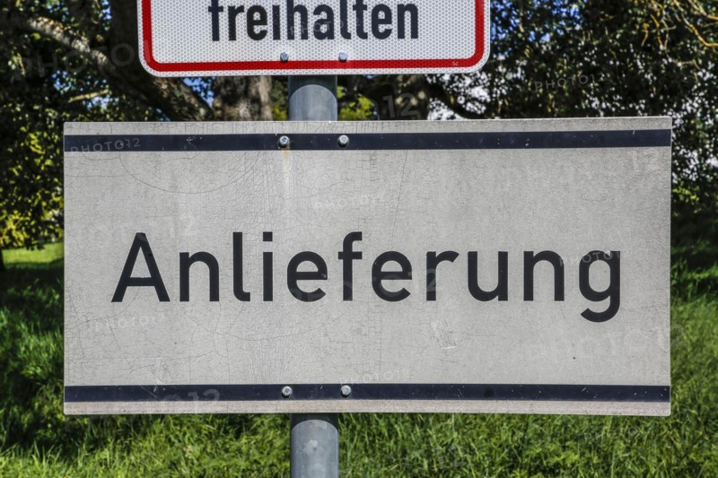 Detail sign, traffic sign, traffic sign, keep clear, information board delivery, information sign, letters, writing, campus, Reutlingen University, Reutlingen University, Texoversum, Reutlingen, Baden-Wuerttemberg, Germany, Europe