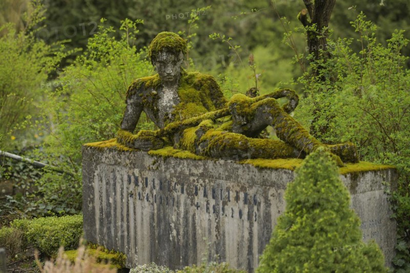 Grave Ulrich Bartling, moss, mourning figure, North Cemetery, Wiesbaden, Hesse, Germany, Europe