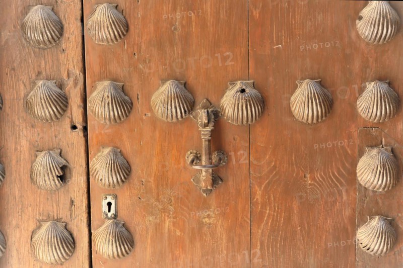 Alhambra, Granada, Andalusia, Old wooden door with shell decorations and traditional knocker, Granada, Andalusia, Spain, Europe