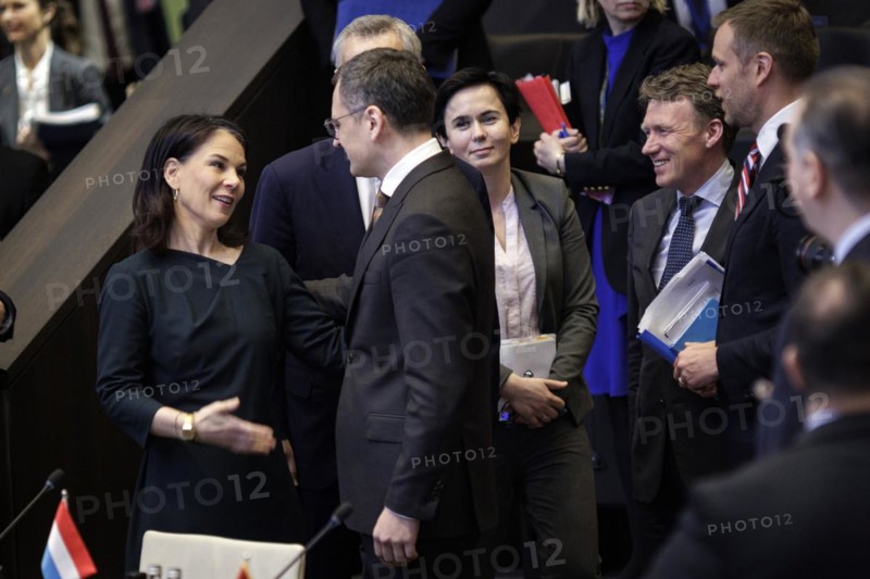 Annalena Baerbock, Federal Foreign Minister, and Dmytro Kuleba, Foreign Minister of Ukraine, photographed in front of the start of a meeting of the North Atlantic Ukraine Council in the format of the Foreign Ministers of the States Parties and Ukraine. Brussels, 04.04.2024. Photographed on behalf of the Federal Foreign Office