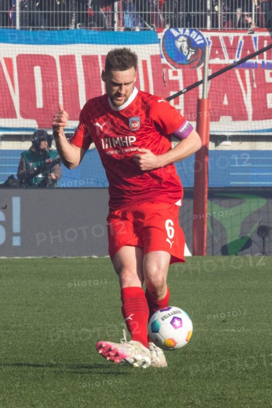 Football match, captain Patrick MAINKA 1.FC Heidenheim taking a shot, Voith-Arena football stadium, Heidenheim