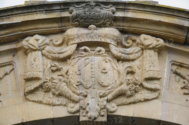 Langenburg Castle, Stone coat of arms shield with decorations on a wall as an architectural detail, Langenburg Castle, Langenburg, Baden-Wuerttemberg, Germany, Europe