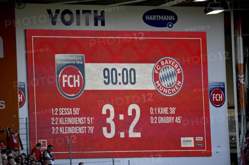 Historical scoreboard result, score, final score, 1. FC Heidenheim 1846 FCH 3 vs FC Bayern Muenchen FCB 2 Voith-Arena, Heidenheim, Baden-Wuerttemberg, Germany, Europe