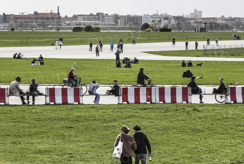 Visitors at Tempelhofer Feld, Berlin, 01.04.2024., Berlin, Berlin, Germany, Europe