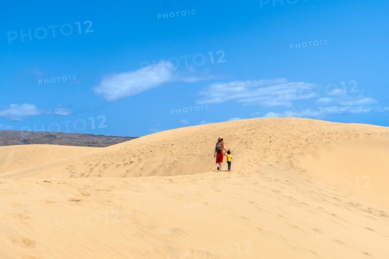 (Varios valores) Mother and son walking in the dunes of Maspalomas on vacation, Gran Canaria, Canary Islands