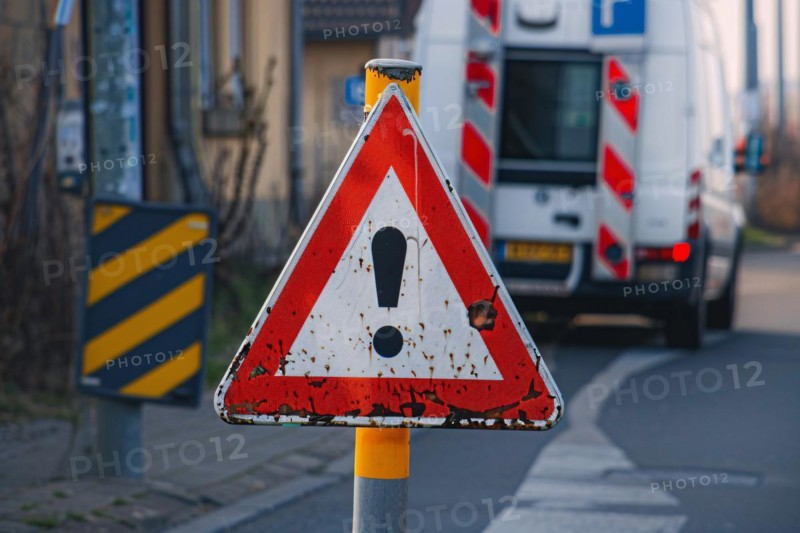 Red and white road warning sign with exclamation mark. KI generiert, generiert, AI generated