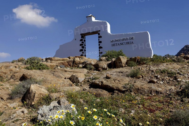 Betancuria, Villa Historica, white gate at the municipal boundary, rocks, Fuerteventura, Canary Islands, Spain, Europe