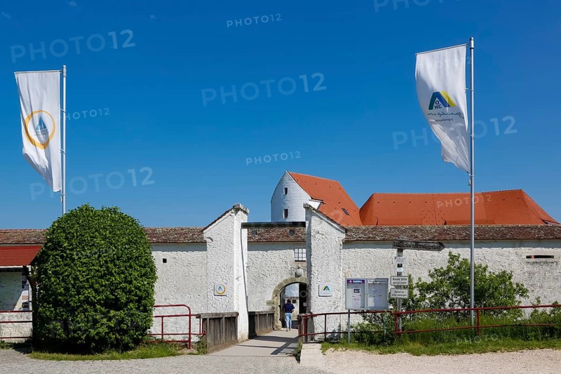 Wildenstein Castle, Spornburg, medieval castle complex, best preserved fortification from the late Middle Ages, entrance, access, bridge, flags, flagpoles, today youth hostel, historic buildings, architecture, Leibertingen, Sigmaringen district, Swabian Alb, Baden-Wuerttemberg, Germany, Europe