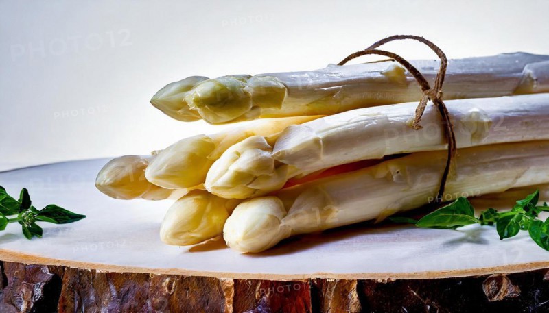 White asparagus served on a rustic wooden stump, simple natural appearance, fresh white asparagus, KI generated, AI generated