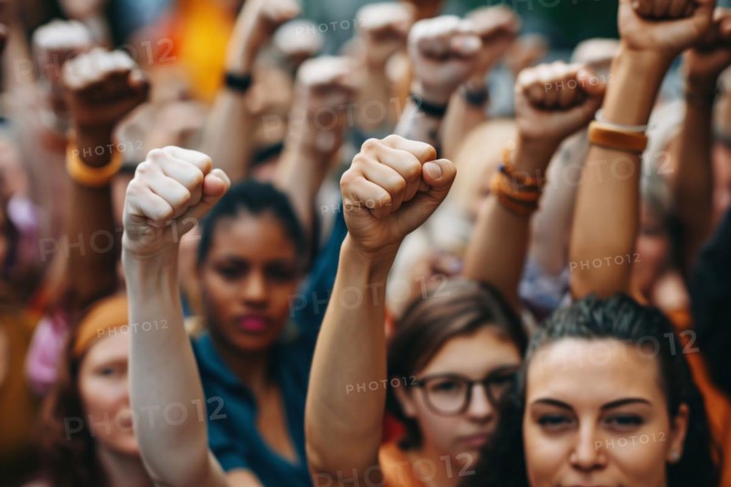 Young women with raised fists. KI generiert, generiert, AI generated