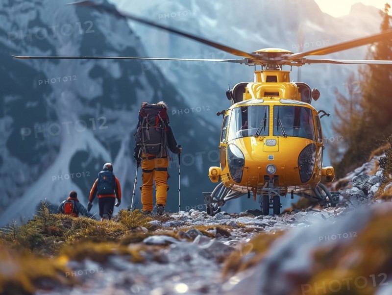 Wanderer naehern sich einem Hubschrauber in einer verschneiten Berglandschaft, Rettungshubschrauber im Einsatz, AI generiert, AI generated