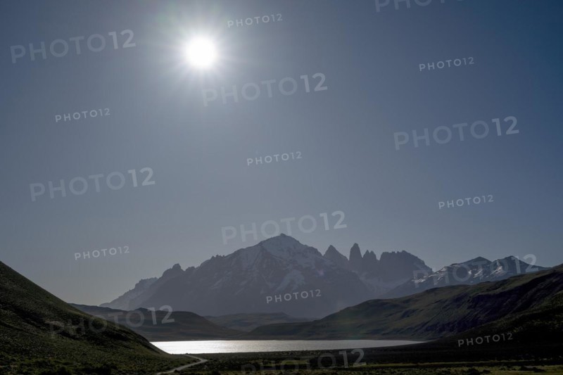 Laguna Amarga, mountain range of the Andes, backlight, sun, Torres del Paine National Park, Parque Nacional Torres del Paine, Cordillera del Paine, towers of the blue sky, Region de Magallanes y de la Antartica Chilena, Ultima Esperanza province, UNESCO biosphere reserve, Patagonia, end of the world, Chile, South America