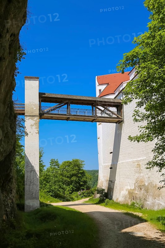 Wildenstein Castle, Spornburg, medieval castle complex, best preserved fortress from the late Middle Ages, entrance, access, bridge, today youth hostel, historic buildings, architecture, Leibertingen, Sigmaringen district, Swabian Alb, Baden-Wuerttemberg, Germany, Europe