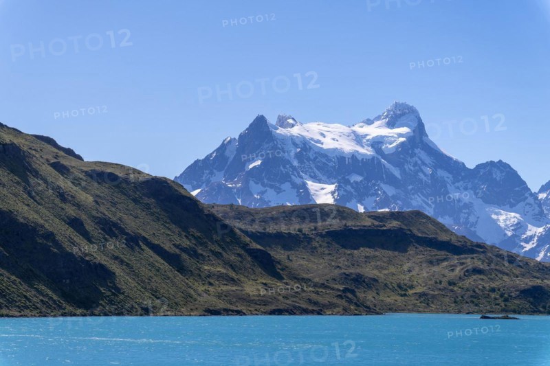 Lago Pehoe, behind it the Andes, Torres del Paine National Park, Parque Nacional Torres del Paine, Cordillera del Paine, Towers of the Blue Sky, Region de Magallanes y de la Antartica Chilena, Ultima Esperanza Province, UNESCO Biosphere Reserve, Patagonia, End of the World, Chile, South America
