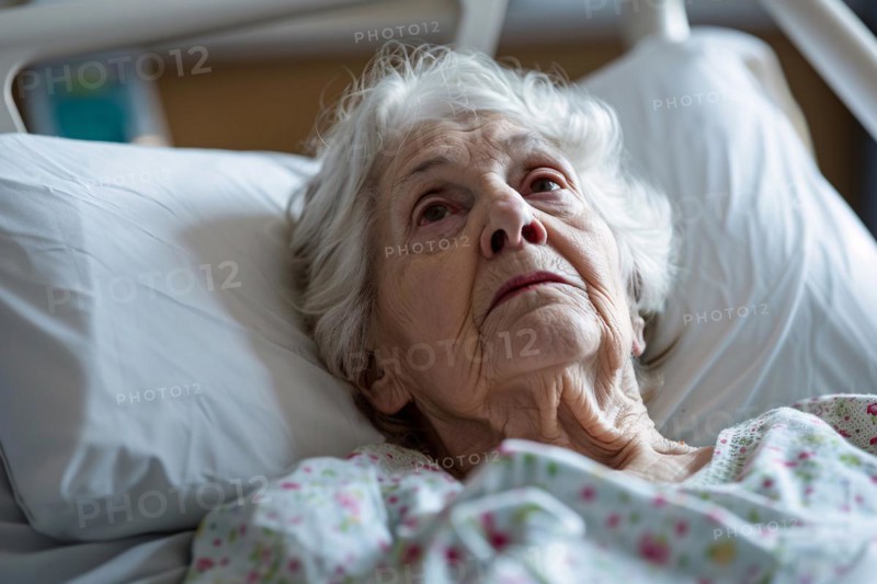 Very old woman lying in bed in hospital or retirement home. KI generiert, generiert, AI generated