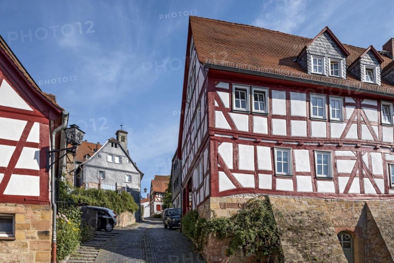 Old half-timbered houses on a narrow steep lane, Steingasse, old town, Ortenberg, Vogelsberg, Wetterau, Hesse, Germany, Europe