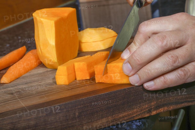 South German cuisine, butternut squash, butternut pumpkin, pumpkin cutting, preparation of oven vegetables, pumpkin, fruit vegetables, fruit, carrots, celery root, cutting board, wooden board, healthy cooking, vegetarian, vegan, autumn cuisine, pumpkin dishes, food, studio, man's hand, knife, Germany, Europe