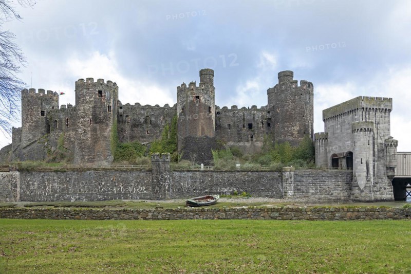 Castle, fishing boat, Conwy, Wales, Great Britain