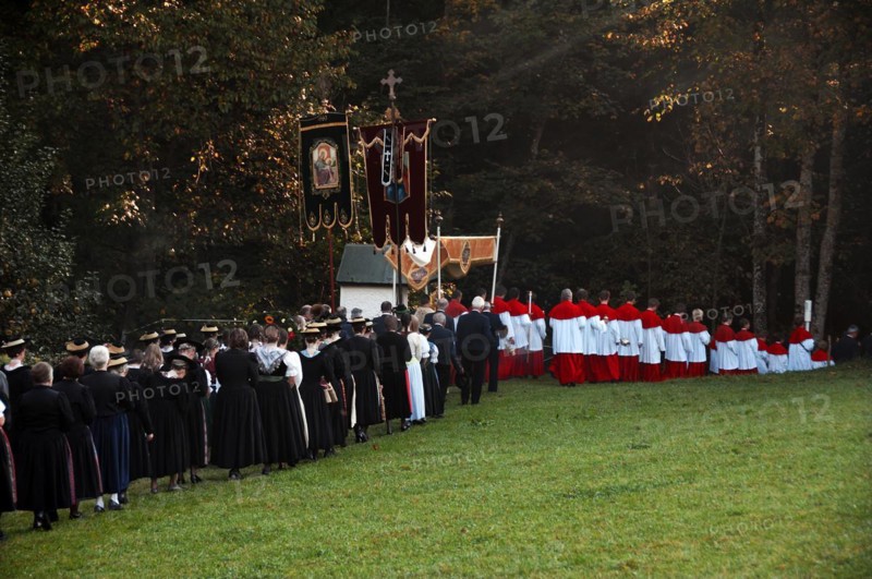 Thanksgiving procession on the way to the pilgrimage church Maria Kunterweg in Ramsau, Ramsau, Upper Bavaria, Germany, Europe
