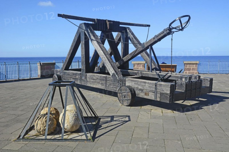 Medieval catapult at fortress wall of Alghero, Sardinia, Italy, Mediterranean, Southern Europe, Europe